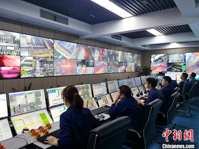 华菱湘钢五米宽厚板厂智慧中心里的工人。<a target='_blank' href='http://www.chinanews.com/' >中新网</a>记者 李金磊 摄 华菱湘钢五米宽厚板厂智慧中心里的工人。<a target='_blank' href='http://www.chinanews.com/' >中新网</a>记者 李金磊 摄