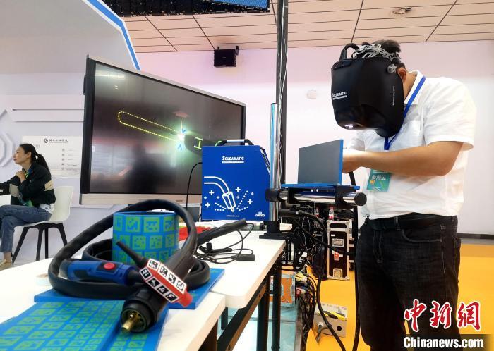 资料图:正在生产耳机的工人。<a target='_blank' href='http://www.chinanews.com/' >中新网</a>记者 李金磊 摄 资料图:正在生产耳机的工人。<a target='_blank' href='http://www.chinanews.com/' >中新网</a>记者 李金磊 摄