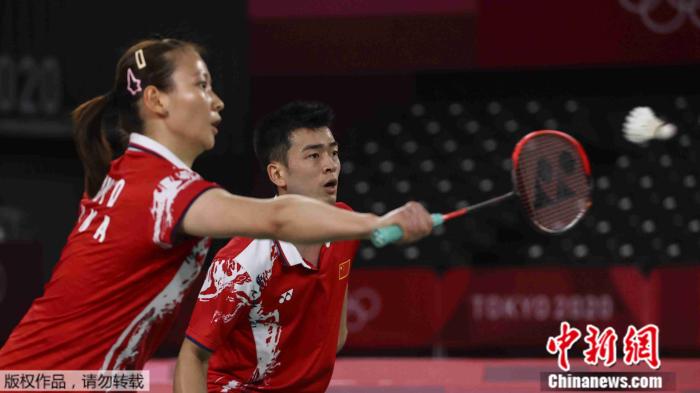 “黄鸭组合”在比赛中。 点击进入下一页